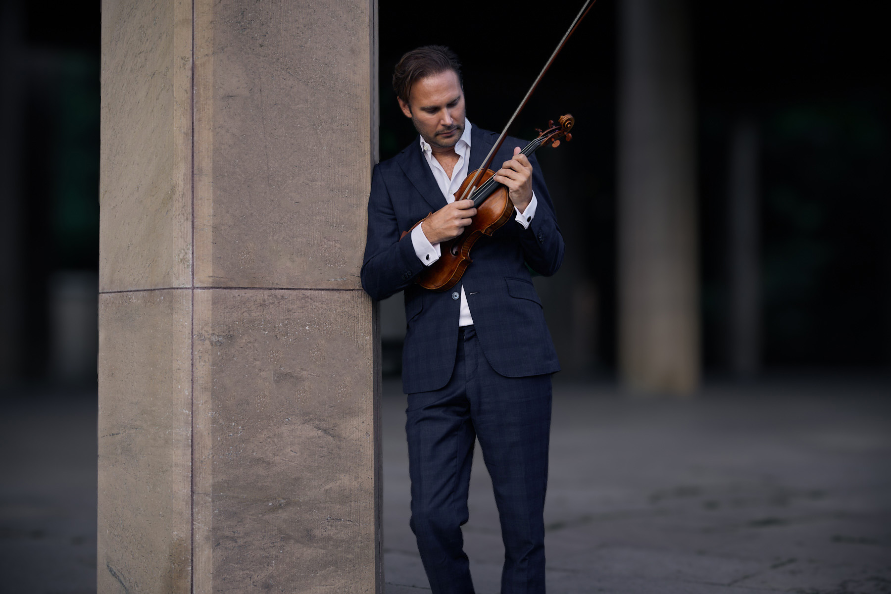 Christian Svarfvar playing violin